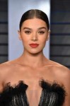 hailee-steinfeld-at-2018-vanity-fair-oscar-party-in-beverly[...].jpg