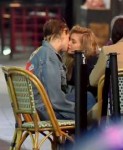 kristen-stewart-stella-maxwell-hanging-out-with-friends-at-[...].jpg