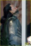 tom-hiddleston-gets-into-loki-costume-for-avengers-4-09.jpg