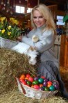 pamela-anderson-at-the-easter-market-in-gut-aiderbichl-in-h[...].jpg