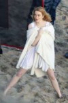 emma-stone-on-the-set-of-a-photoshoot-at-a-beach-in-miami-0[...].jpg