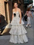 natalie-portman-arriving-to-the-stephen-colbert-show-in-nyc[...].jpg