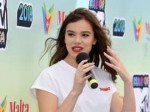 hailee-steinfeld-isle-of-mtv-press-conference-in-malta-06-2[...].jpg