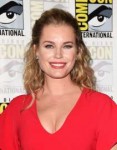 rebecca-romijn-the-death-of-superman-photocall-at-2018-sdcc[...].jpg