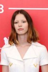 mia-goth-suspiria-photocall-at-venice-film-festival-1.jpg