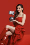 hailee-steinfeld-mtv-emas-2018-announcement-photo-0.jpg