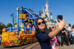 salma-hayek-at-disneyland-paris-park-10-17-2018-3.jpg