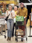 elizabeth-olsen-and-robbie-arnett-grocery-shopping-at-whole[...].jpg