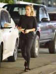 margot-robbie-at-jon-vinny-s-pizza-in-la-10-23-2018-3.jpg