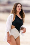 elizabeth-olsen-in-swimsuit-at-the-beach-in-mexico-07-28-20[...].jpg