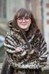 maisie-williams-in-a-leopard-print-fur-coat-11-27-2018-7.jpg