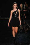 emily-ratajkowski-versace-pre-fall-2019-fashion-show-in-nyc[...].jpg