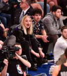 sophie-turner-joe-jonas-and-nick-jonas-phoenix-suns-vs-new-[...].jpg