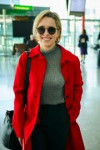 emilia-clarke-in-travel-outfit-heathrow-airport-in-london-0[...].jpg