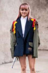 maisie-williams-on-the-street-attending-sacai-during-paris-[...].jpg