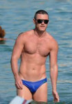 Luke-Evans-Sighting-at-the-Beach-in-Greece-150922-04.jpg