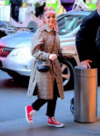 maisie-williams-arriving-at-her-hotel-in-new-york-city-7.jpg