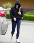 Chloe-Moretz-in-Leggings--02.jpg