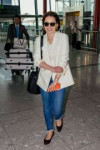 emilia-clarke-in-travel-outfit-heathrow-airport-in-london-0[...].jpg