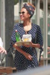 eva-mendes-accidentally-dropping-a-glass-bottle-los-angeles[...].jpg