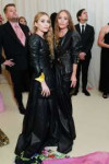 mary-kate-olsen-ashley-olsen-at-the-2019-met-gala-celebrati[...].jpg