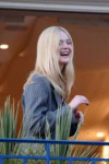 elle-fanning-on-the-balcony-of-the-martinez-hotel-cannes-05[...].jpg