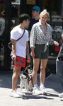 sophie-turner-and-joe-jonas-walking-their-dogs-in-nyc-05-18[...].jpg