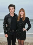 maika-monroe-and-joe-keery-saint-laurent-mens-s-s-20-show-p[...].jpg