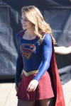 melissa-benoist-on-the-set-of-supergirl-in-vancouver-09-05-[...].jpg