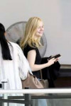 elle-fanning-make-up-free-prepares-to-catch-a-flight-out-of[...].jpg