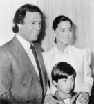 Enrique-Iglesias-s-roditelyami.jpg