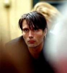 young-Mads-mads-mikkelsen-34413002-392-421.jpg