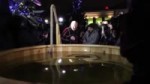 Жириновский окунулся в купели на площади Революции в Москве[...].mp4