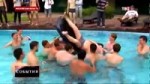 Жириновский поплавал в бассейне с молодыми активистами.mp4