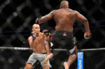 junior-dos-santos-derrick-lewis-ufc-on-espn-plus-4-6.jpg