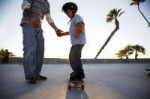 father-teaching-son--10-11--skateboard-sb10067809f-002-59f1[...].jpg
