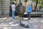 peter-falk-columbo-statue-mikas-falk-utca-budapest-hungary.jpg