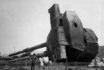 Одна из башен главного калибра (410 мм) японского линкора М[...].jpg
