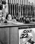 Девочка в оружейном магазине.jpg