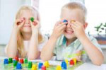 board-game-kids-leisure-concept-little-blonde-girl-boy-have[...].jpg