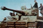 Tiger-Panzer wird aufmunitioniert-color photo-ww2shots-army.jpg