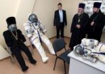 00-roskosmos-priest-spacesuit-17-02-141.jpg